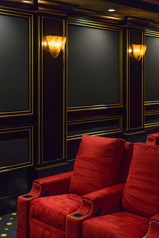 Источник вдохновения для домашнего уюта: большой изолированный домашний кинотеатр в классическом стиле с черными стенами, ковровым покрытием и проектором