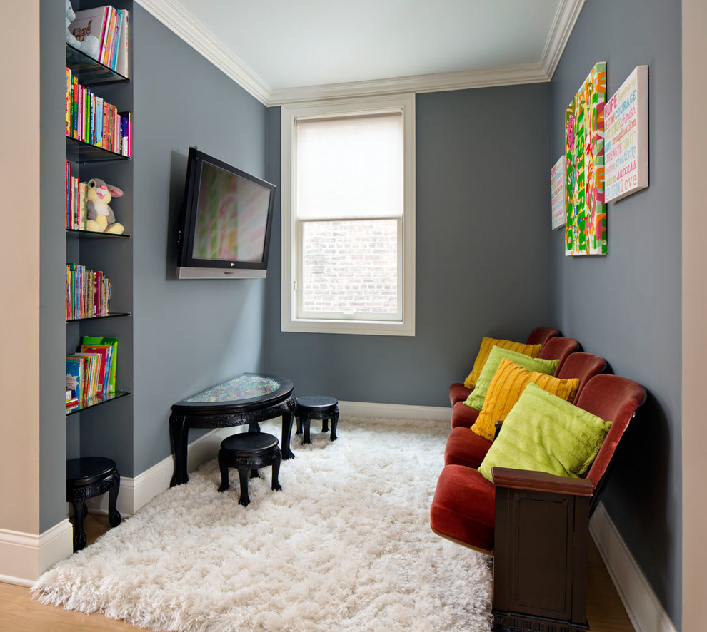 Mittelgroßes Klassisches Heimkino mit grauer Wandfarbe, Teppichboden und TV-Wand in Chicago