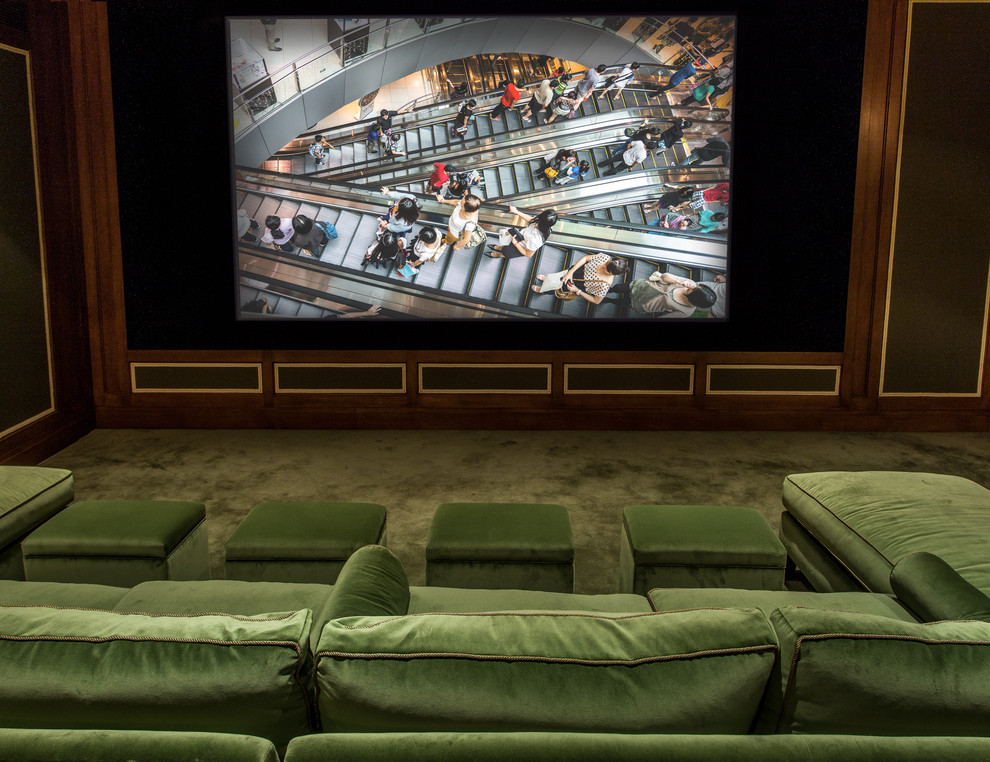 Immagine di un grande home theatre chic chiuso con pareti beige, moquette, schermo di proiezione e pavimento verde