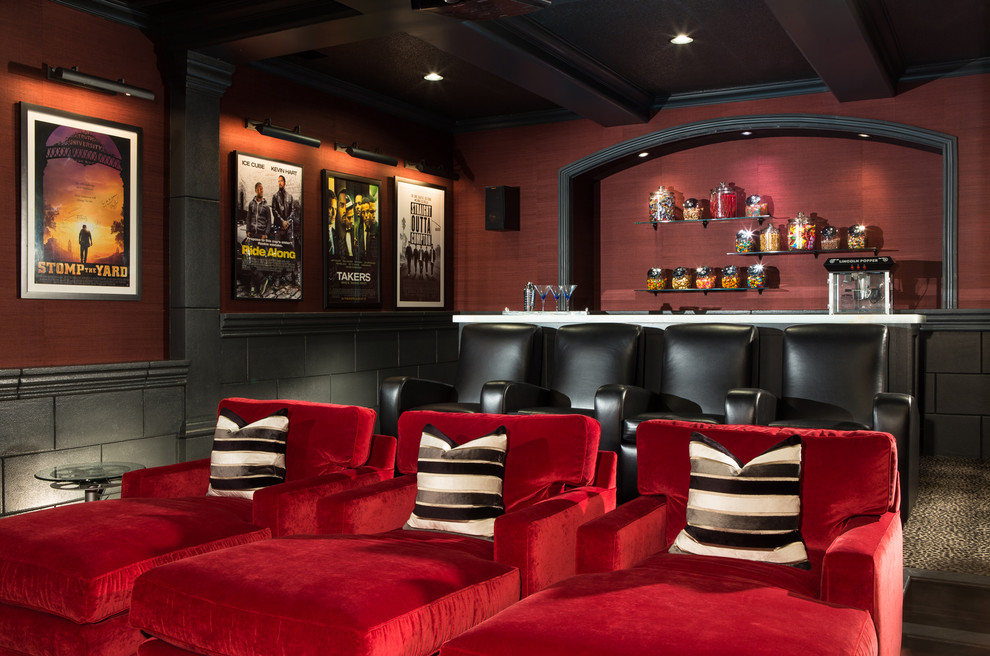 На фото: большой изолированный домашний кинотеатр в стиле неоклассика (современная классика) с красными стенами, ковровым покрытием и разноцветным полом с