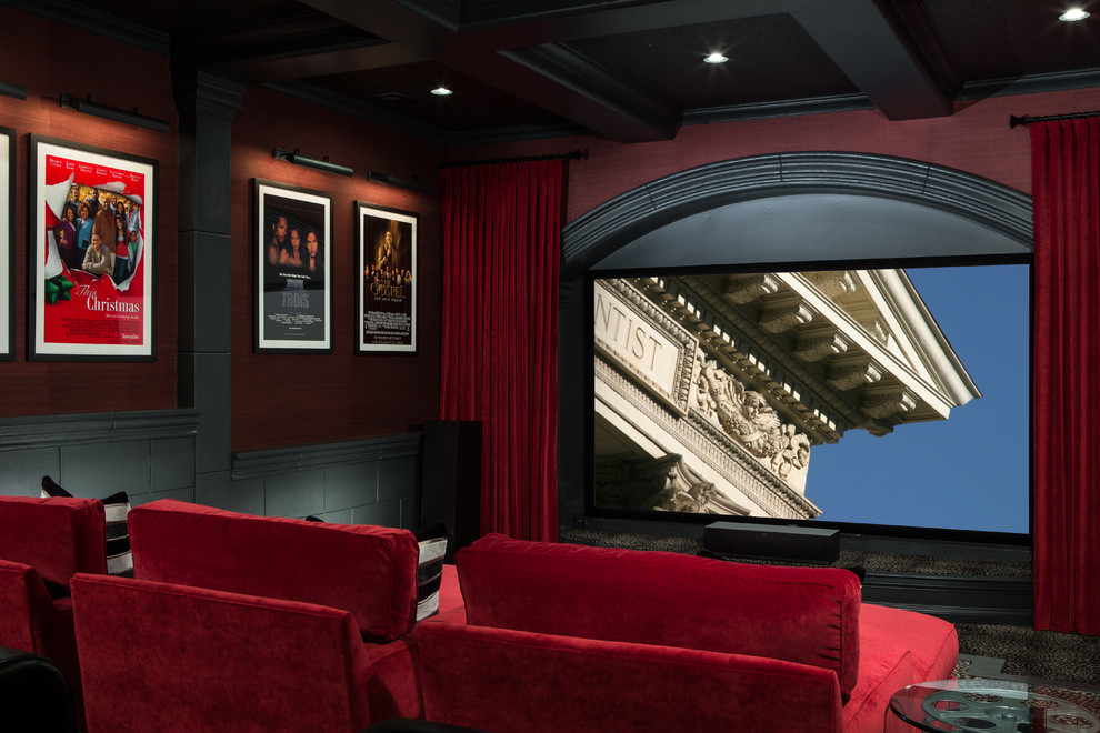 Ejemplo de cine en casa cerrado clásico renovado grande con paredes rojas, moqueta y pantalla de proyección