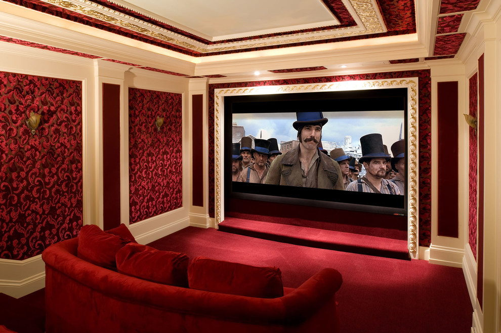 Diseño de cine en casa cerrado clásico con paredes rojas y pantalla de proyección