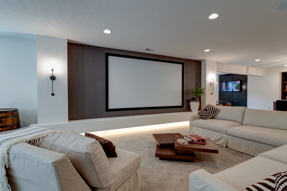 Idées déco pour une salle de cinéma contemporaine de taille moyenne et ouverte avec un mur gris, moquette, un écran de projection et un sol beige.