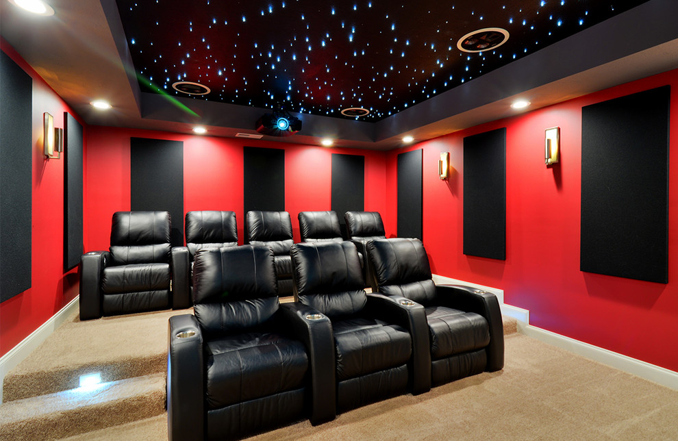 Immagine di un home theatre minimalista di medie dimensioni e chiuso con pareti rosse, moquette e schermo di proiezione
