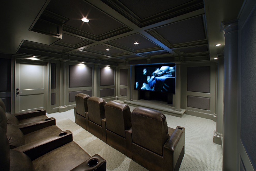 На фото: большой изолированный домашний кинотеатр в классическом стиле с фиолетовыми стенами, ковровым покрытием, проектором и белым полом с