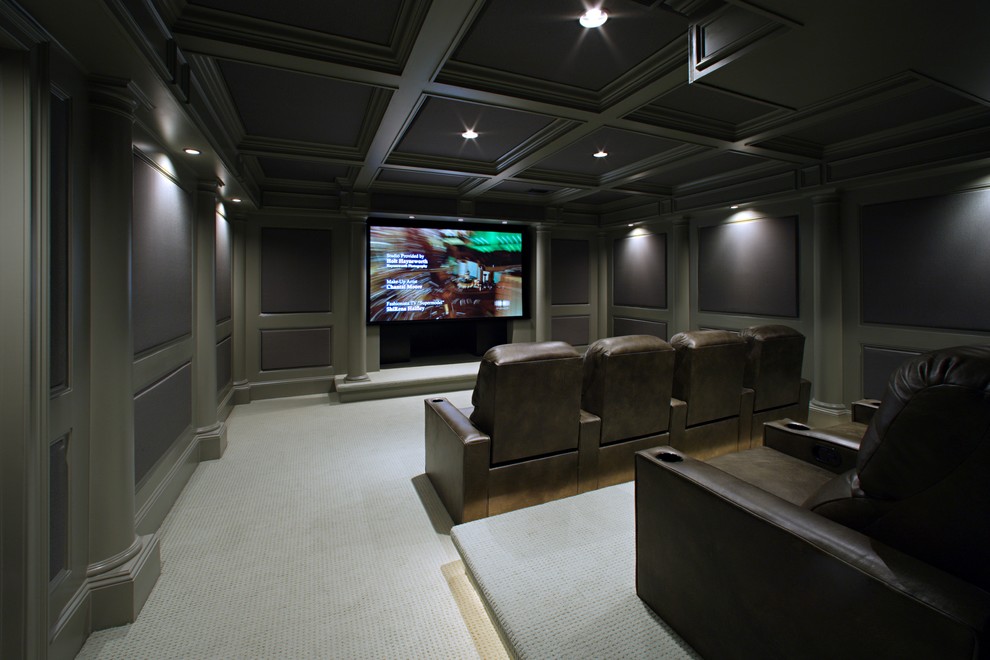 Ejemplo de cine en casa cerrado tradicional grande con paredes púrpuras, moqueta, pantalla de proyección y suelo blanco