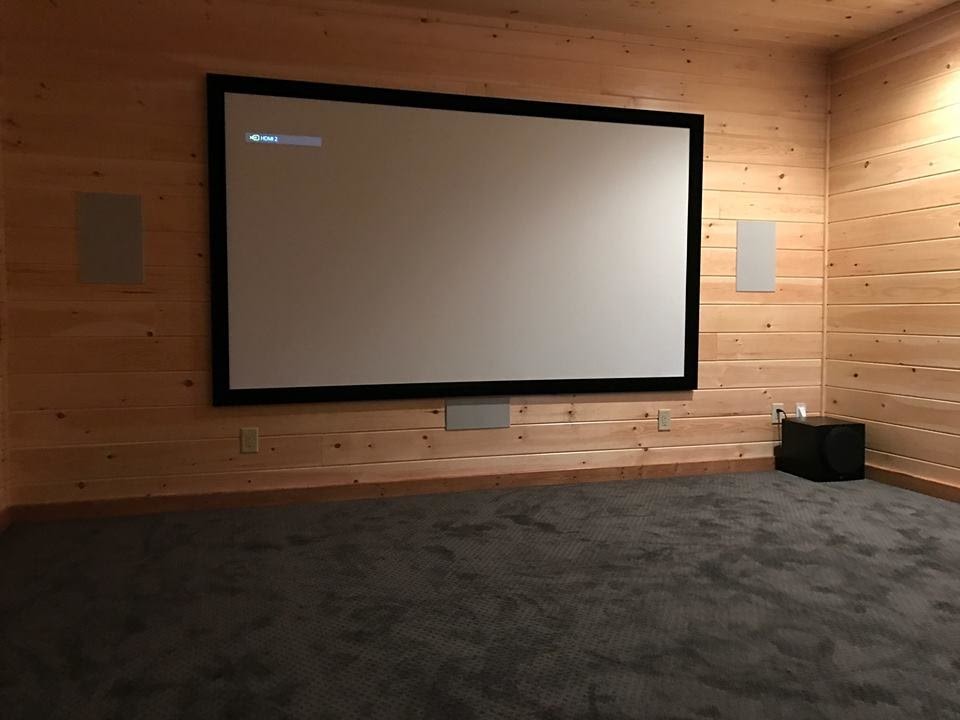 Ejemplo de cine en casa cerrado tradicional renovado de tamaño medio con paredes grises, moqueta, pantalla de proyección y suelo gris
