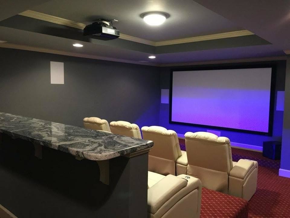 Foto di un home theatre classico di medie dimensioni e chiuso con pareti grigie, moquette, schermo di proiezione e pavimento rosso