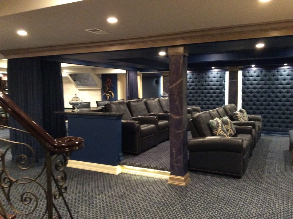 Foto de cine en casa tradicional renovado grande con paredes azules, moqueta y pantalla de proyección