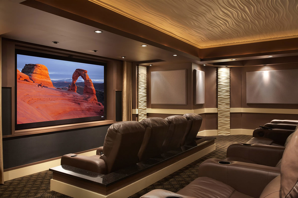 Imagen de cine en casa cerrado de estilo americano grande con paredes marrones, moqueta, pantalla de proyección y suelo marrón