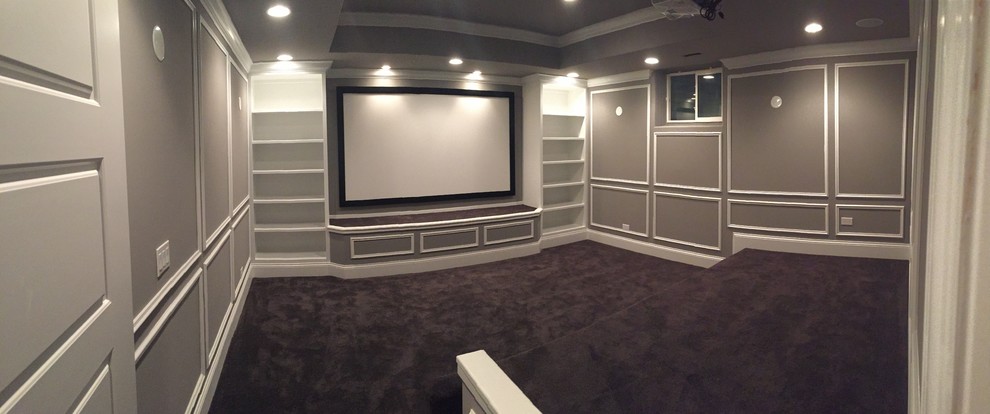 Idée de décoration pour une salle de cinéma tradition de taille moyenne et fermée avec un mur gris, un sol en carrelage de céramique, un écran de projection et un sol gris.