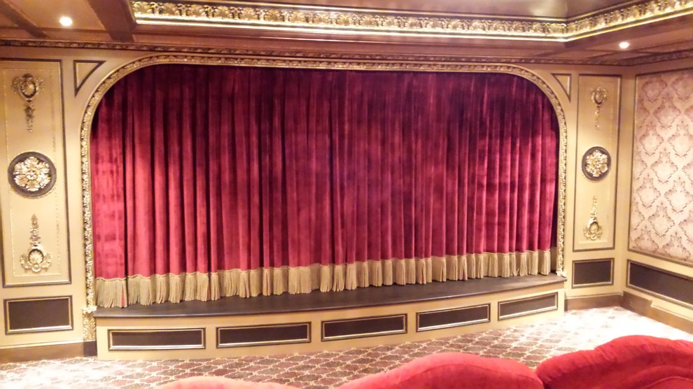 Idee per un grande home theatre vittoriano chiuso con pareti multicolore e moquette