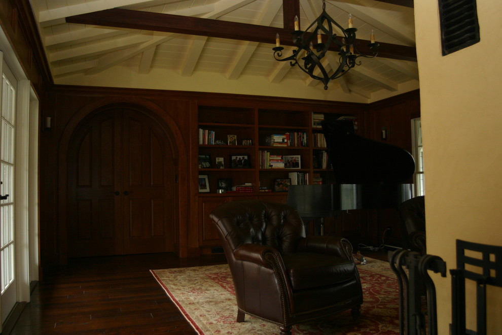 Источник вдохновения для домашнего уюта: изолированный домашний кинотеатр в классическом стиле с коричневыми стенами и темным паркетным полом