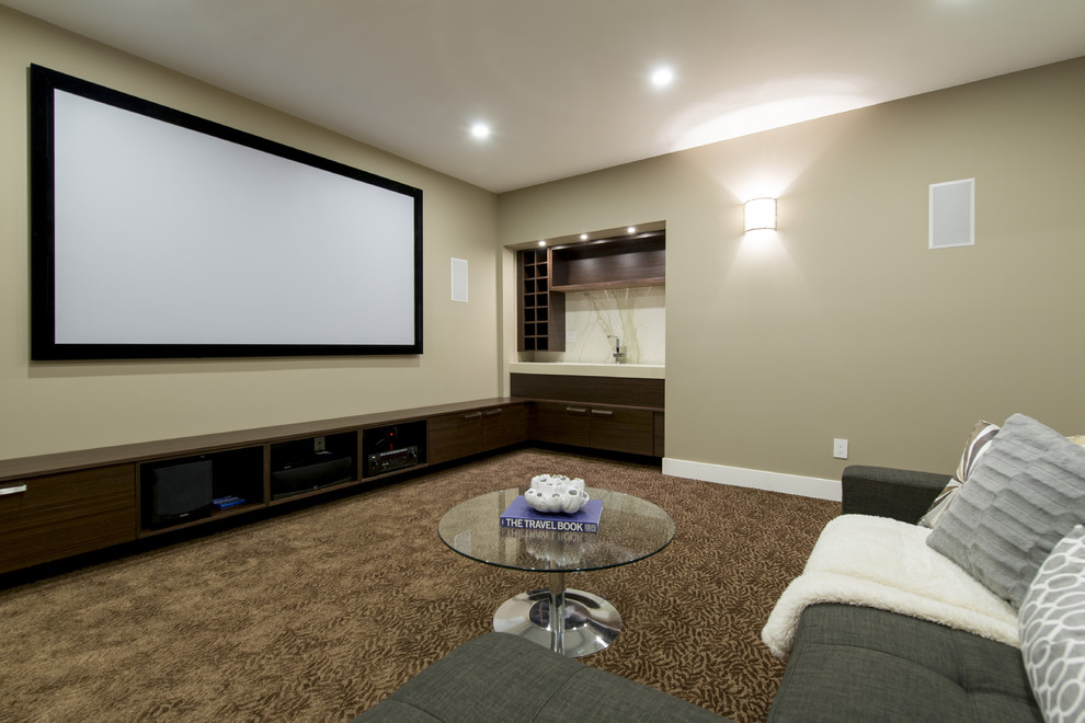 Foto de cine en casa cerrado minimalista grande con paredes beige, moqueta y pantalla de proyección