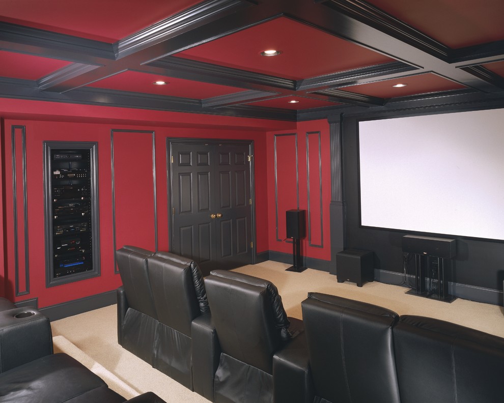 Cette photo montre une grande salle de cinéma chic fermée avec un mur rouge, moquette, un écran de projection et un sol beige.