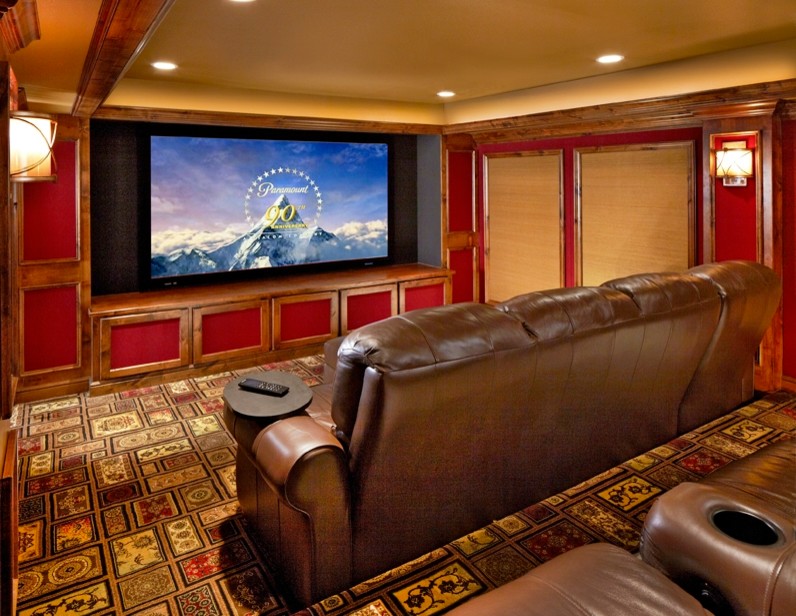 Idées déco pour une salle de cinéma classique fermée avec moquette et un téléviseur encastré.