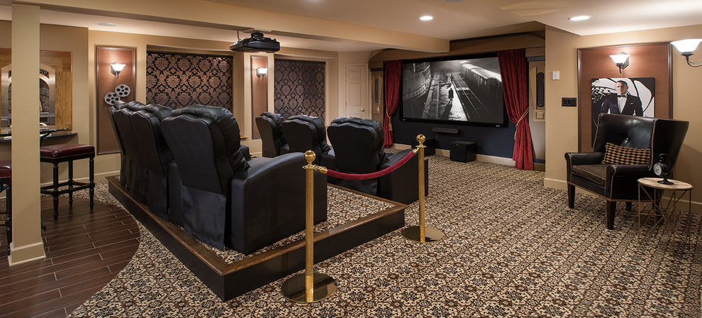 Esempio di un home theatre tradizionale di medie dimensioni e chiuso con pareti beige, moquette, schermo di proiezione e pavimento multicolore