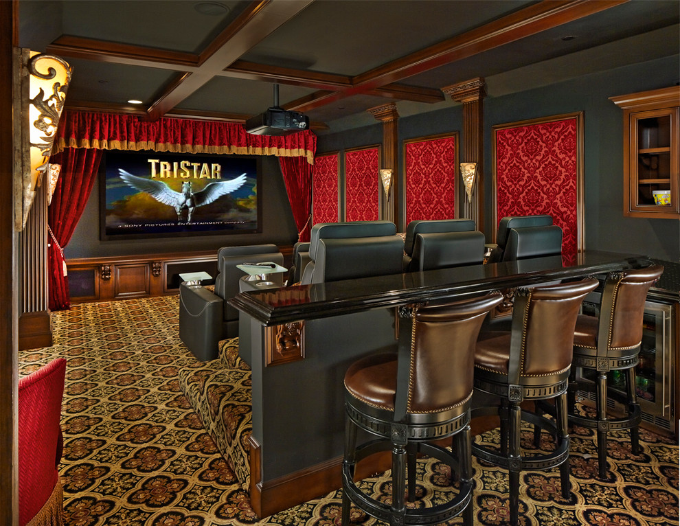 Foto di un home theatre classico chiuso con pareti nere, moquette, schermo di proiezione e pavimento multicolore