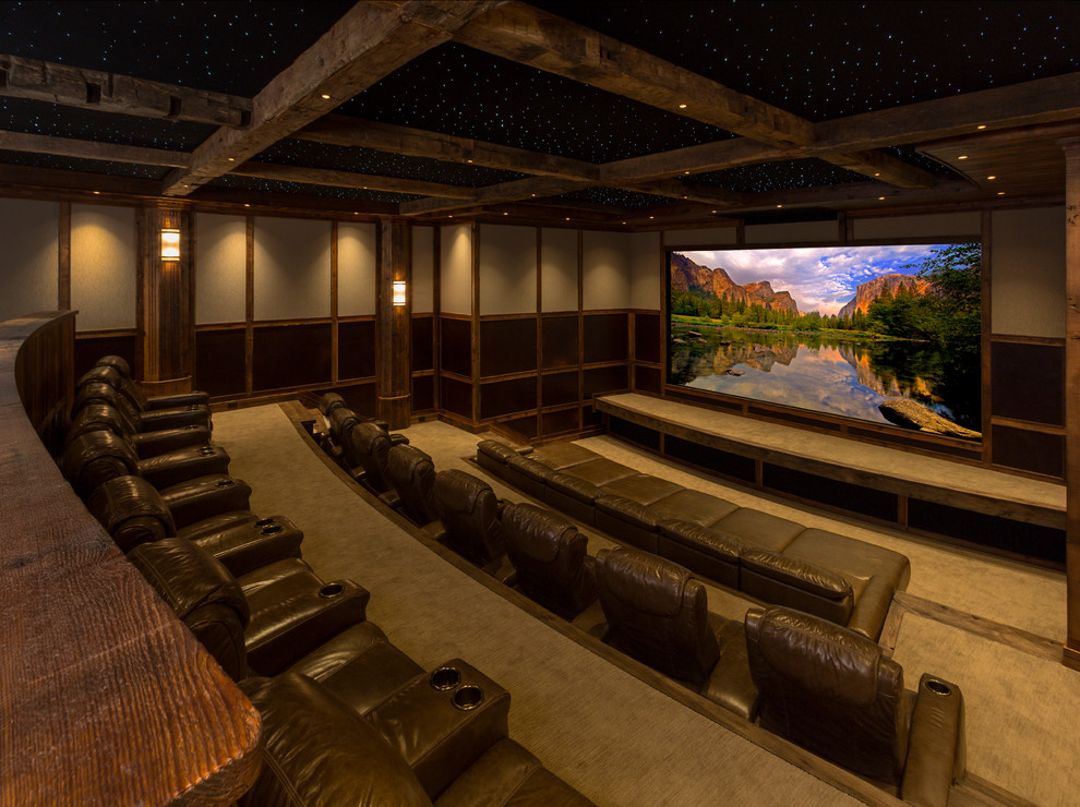 На фото: огромный изолированный домашний кинотеатр в классическом стиле с бежевыми стенами, ковровым покрытием, проектором и бежевым полом