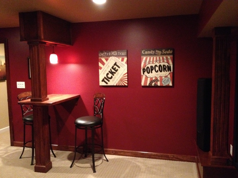 Mittelgroßes, Abgetrenntes Mediterranes Heimkino mit roter Wandfarbe, Teppichboden und TV-Wand in Washington, D.C.