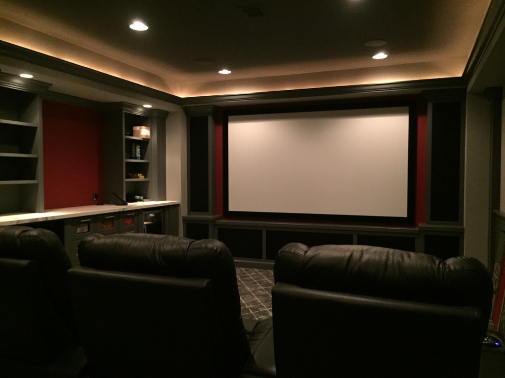 Ejemplo de cine en casa cerrado tradicional de tamaño medio con paredes grises, moqueta, pantalla de proyección y suelo gris
