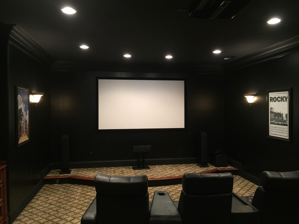 Свежая идея для дизайна: домашний кинотеатр в классическом стиле с бежевыми стенами, бетонным полом и бежевым полом - отличное фото интерьера