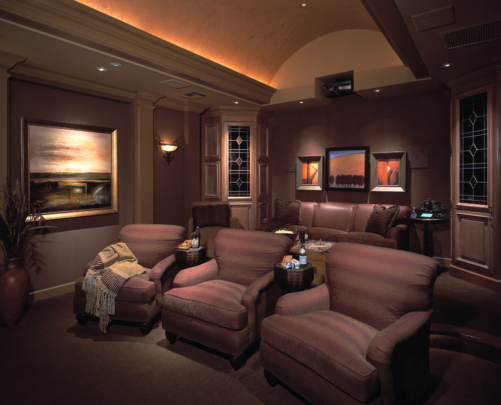 Idee per un grande home theatre classico chiuso con pareti viola, moquette e pavimento viola
