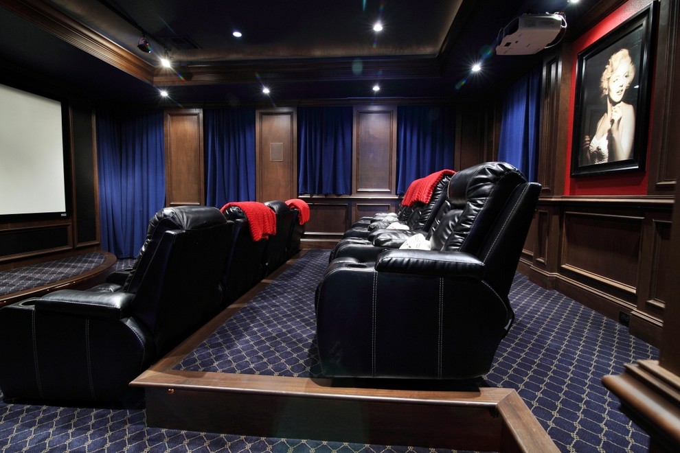 Ejemplo de cine en casa cerrado clásico de tamaño medio con paredes marrones, moqueta y pantalla de proyección