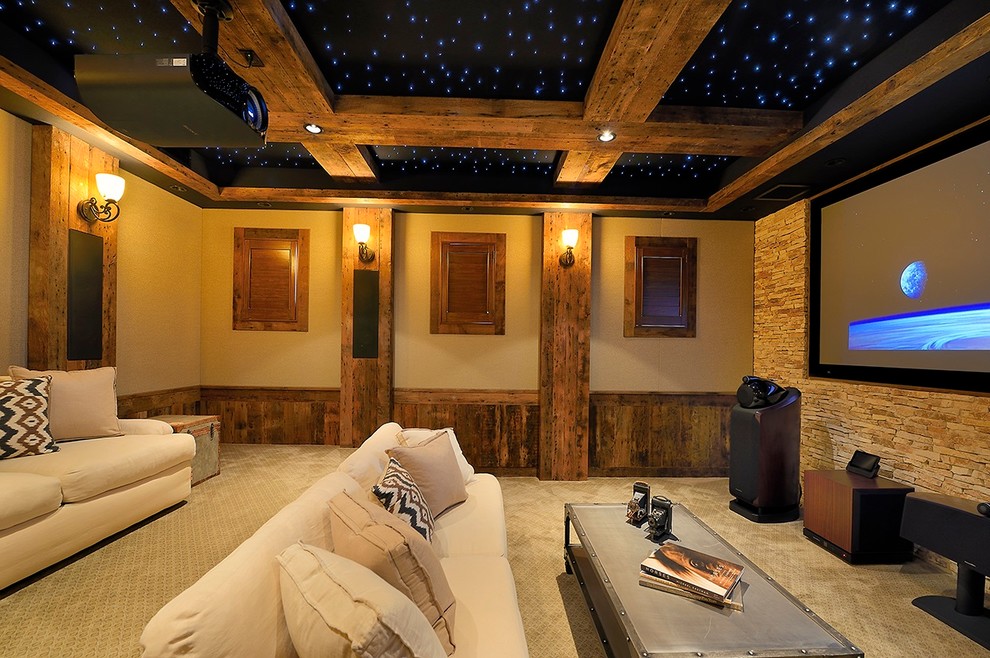 Diseño de cine en casa cerrado de estilo americano grande con paredes beige, moqueta, pantalla de proyección y suelo beige