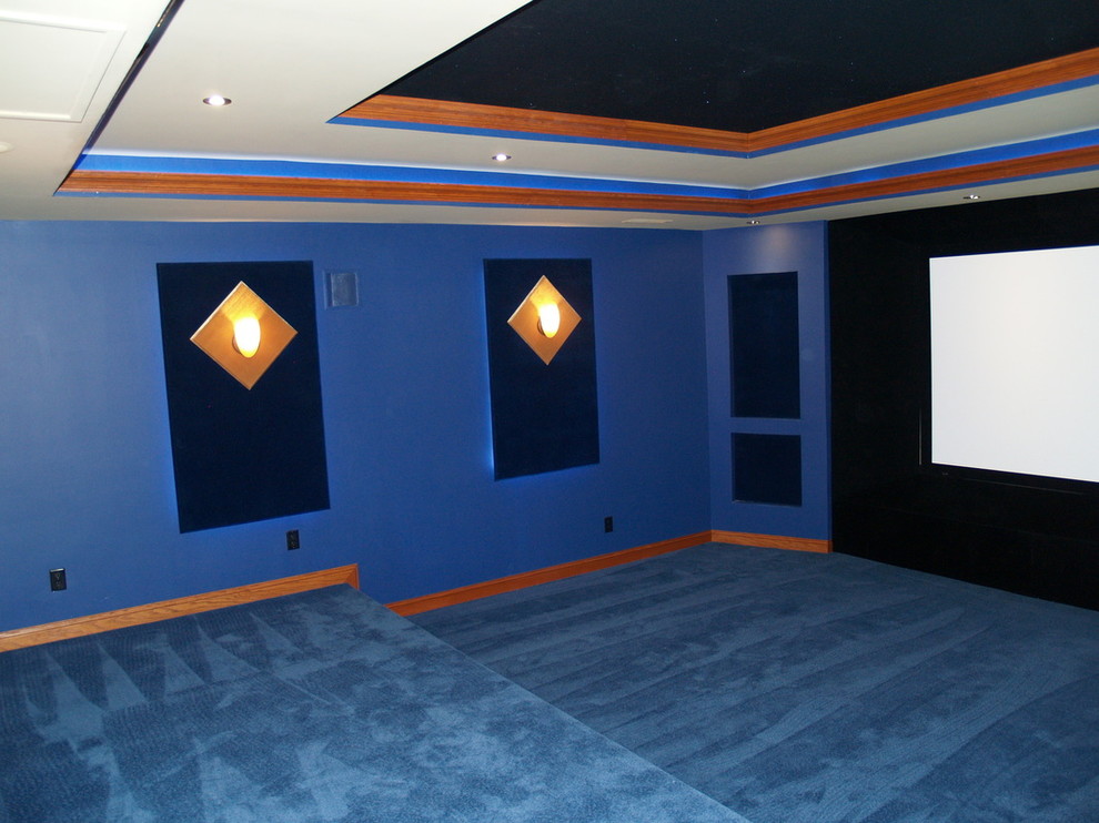 Mittelgroßes, Abgetrenntes Heimkino mit blauer Wandfarbe, Teppichboden, Leinwand und blauem Boden in Cleveland