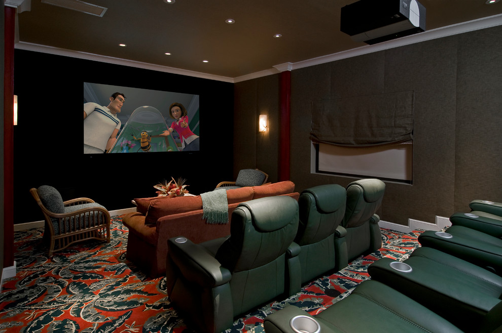 Idee per un home theatre tropicale chiuso con moquette, schermo di proiezione, pavimento multicolore e pareti grigie