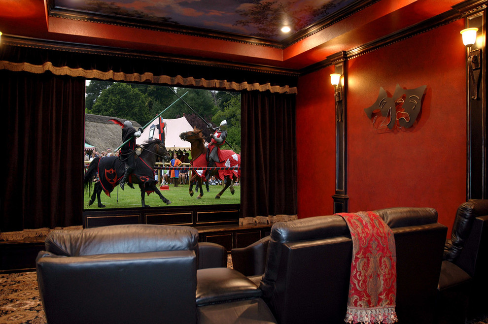 Immagine di un grande home theatre tradizionale chiuso con pareti rosse, moquette, schermo di proiezione e pavimento multicolore