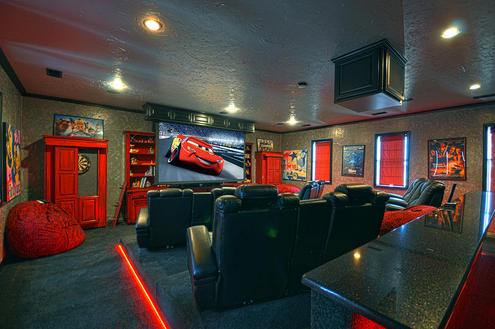 Exemple d'une grande salle de cinéma chic fermée avec un mur gris, moquette, un écran de projection et un sol bleu.