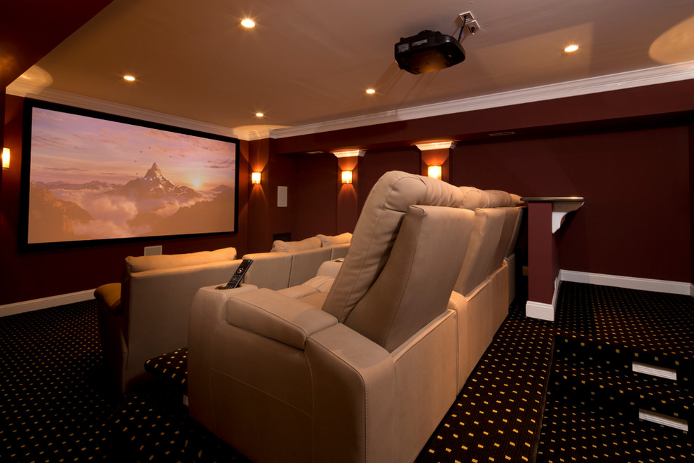 Идея дизайна: большой изолированный домашний кинотеатр в классическом стиле с красными стенами, ковровым покрытием и проектором