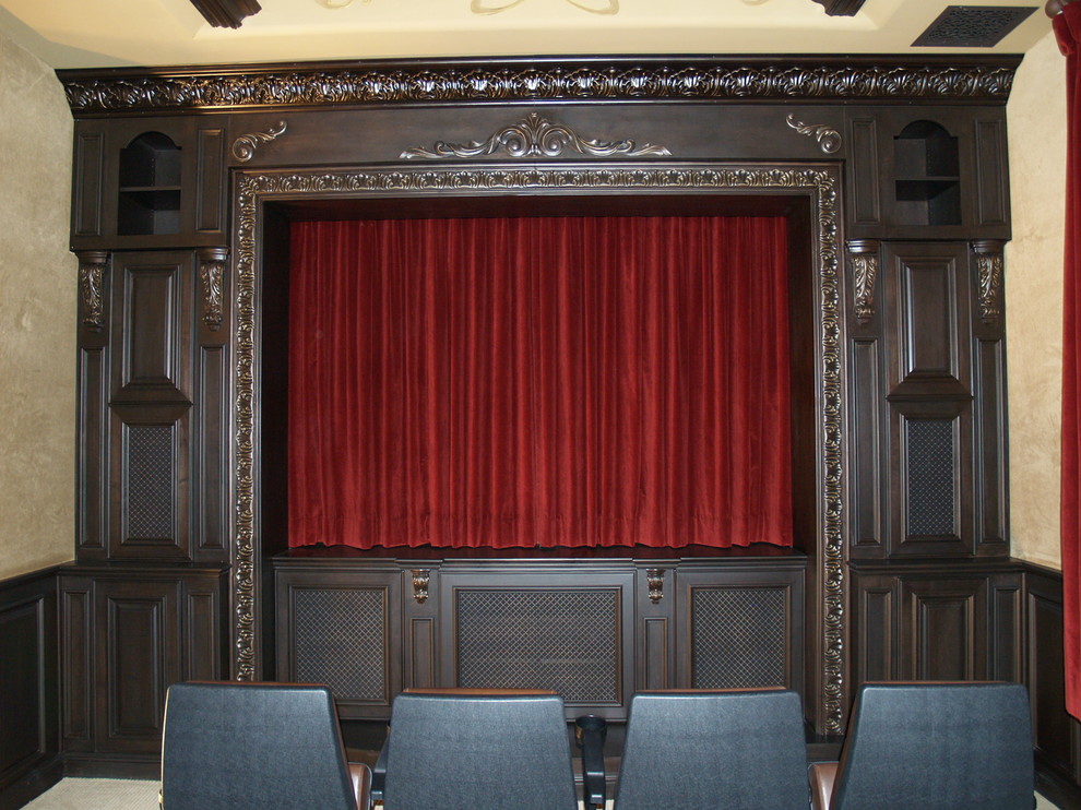 На фото: домашний кинотеатр в классическом стиле