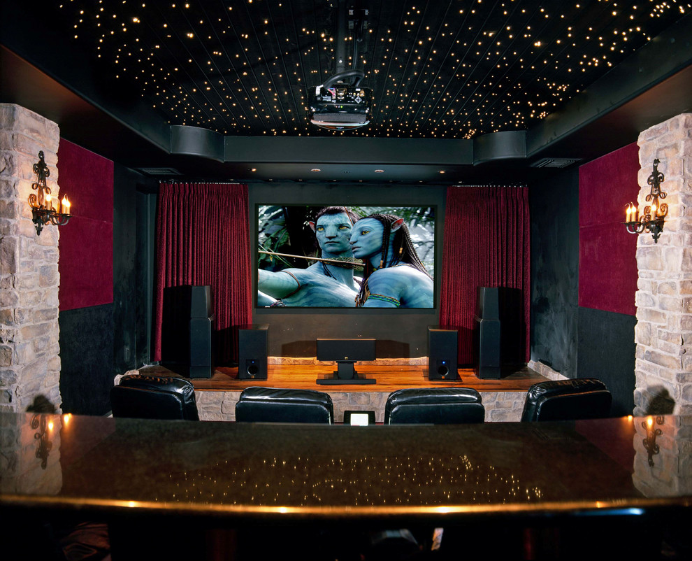 Foto di un home theatre tradizionale con schermo di proiezione