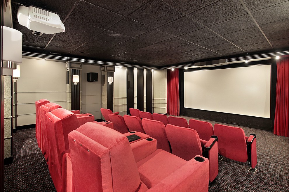 На фото: большой изолированный домашний кинотеатр в классическом стиле с проектором с