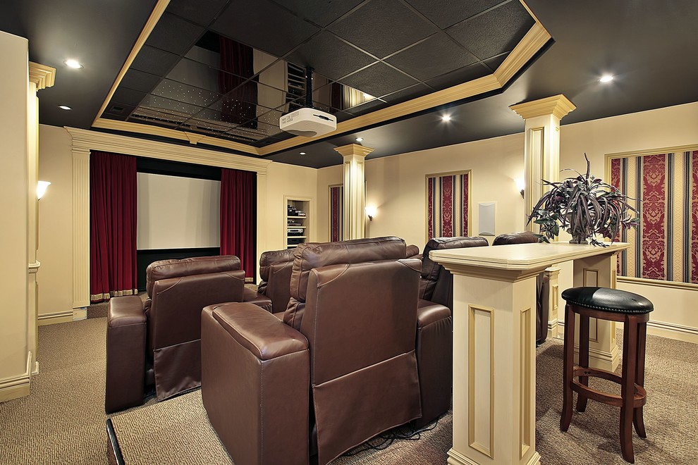 Стильный дизайн: большой изолированный домашний кинотеатр в классическом стиле с проектором - последний тренд