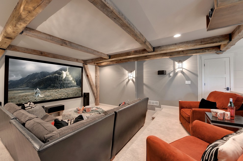 Diseño de cine en casa abierto tradicional renovado grande con paredes grises, moqueta y pantalla de proyección