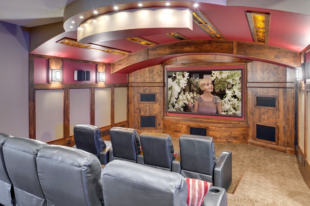 Cette photo montre une salle de cinéma chic ouverte avec un mur rouge, moquette et un écran de projection.
