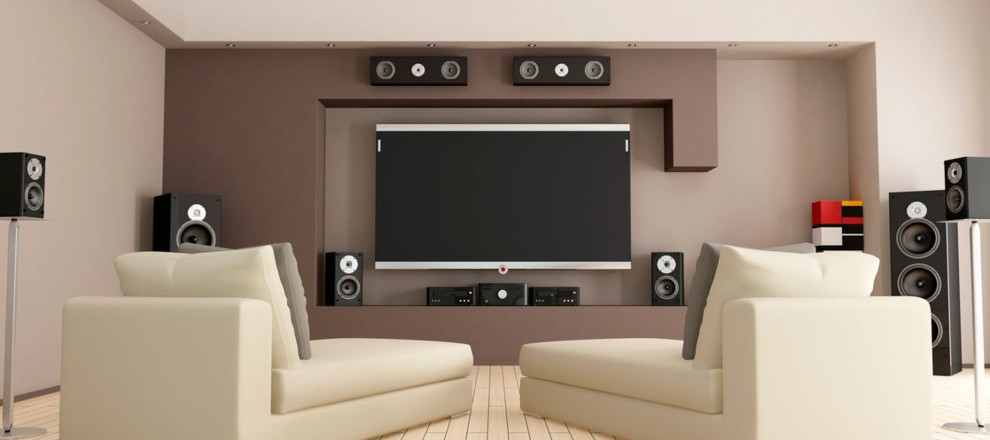 Foto de cine en casa abierto contemporáneo de tamaño medio con paredes marrones y televisor colgado en la pared