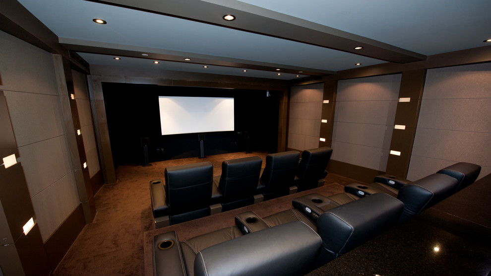 Свежая идея для дизайна: большой изолированный домашний кинотеатр в современном стиле с серыми стенами, ковровым покрытием и мультимедийным центром - отличное фото интерьера