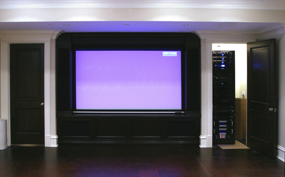 На фото: изолированный домашний кинотеатр среднего размера в классическом стиле с белыми стенами, темным паркетным полом и мультимедийным центром с