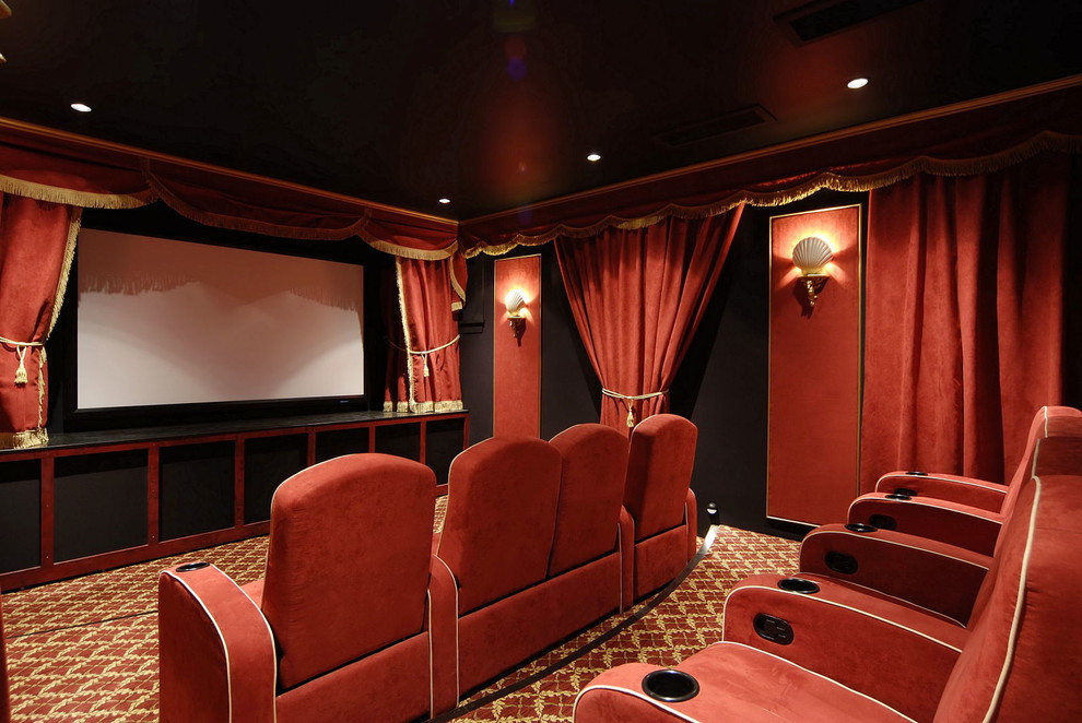 На фото: изолированный домашний кинотеатр среднего размера в классическом стиле с черными стенами, ковровым покрытием, проектором и красным полом