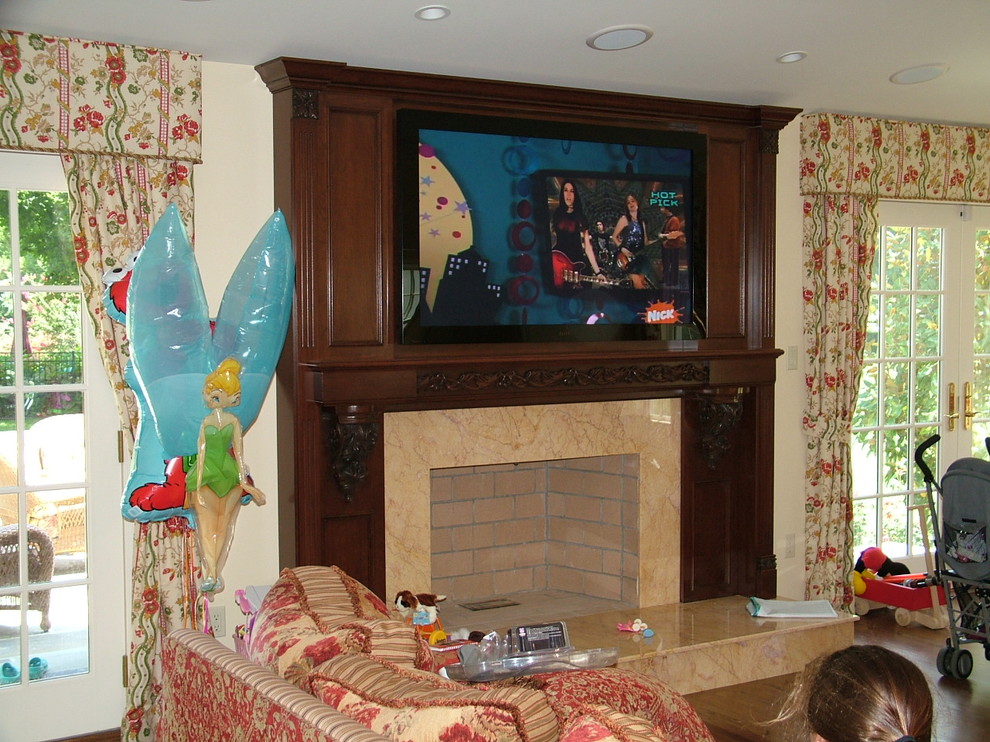 Example of a minimalist home theater design in New York