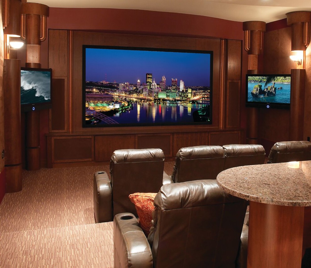 Imagen de cine en casa cerrado clásico renovado grande con paredes marrones, moqueta, pantalla de proyección y suelo marrón