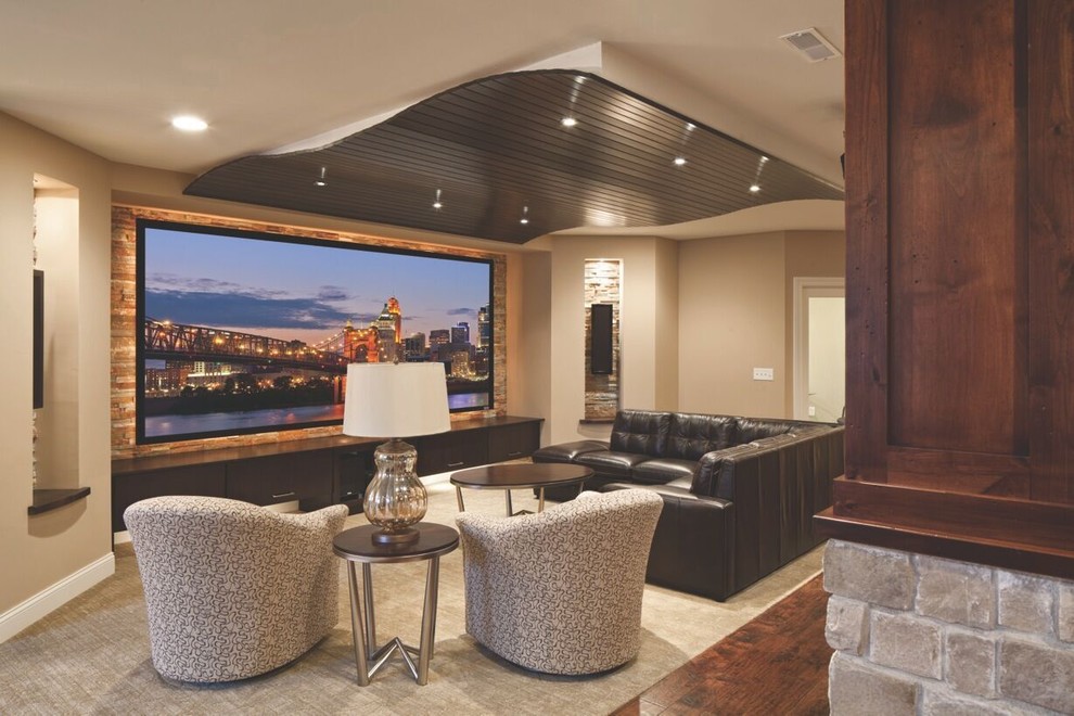 Foto på ett stort funkis öppen hemmabio, med bruna väggar, heltäckningsmatta, en väggmonterad TV och brunt golv