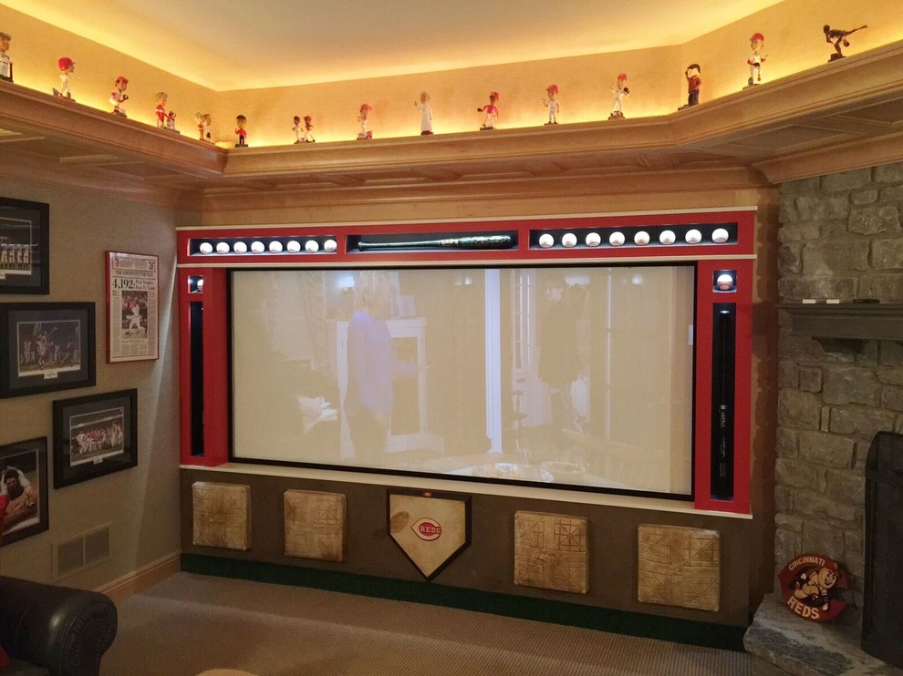 Свежая идея для дизайна: изолированный домашний кинотеатр среднего размера в стиле неоклассика (современная классика) с коричневыми стенами, ковровым покрытием, проектором и коричневым полом - отличное фото интерьера