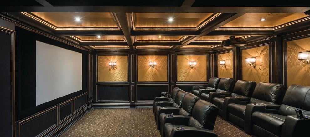 Imagen de cine en casa cerrado clásico extra grande con paredes marrones, moqueta, pantalla de proyección y suelo marrón