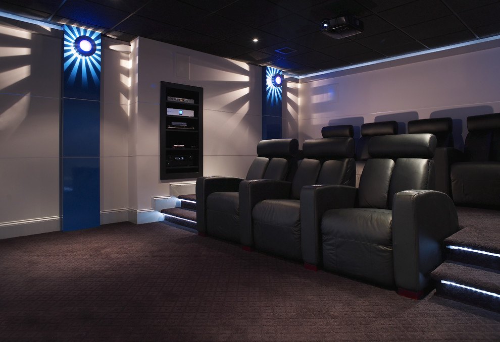 Свежая идея для дизайна: домашний кинотеатр в современном стиле с фиолетовым полом - отличное фото интерьера